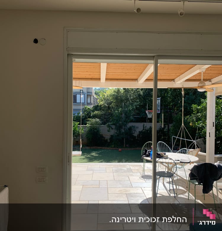 דלת זכוכית גדולה עם נוף לחצר